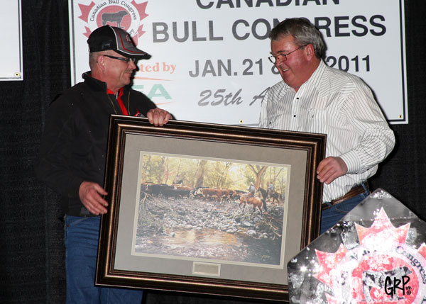 Barn Boss Doug Burnstad receiving Committee Appreciation Award from Grant Bailey 2012